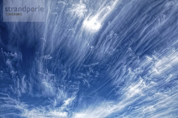 Frankreich  Gard  Zirruswolken am blauen Himmel