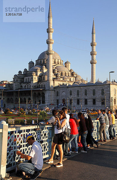 Türkei  Istanbul (Stadtbezirk Fatih)  Stadtteil Eminonu  Galata-Brücke und Yeni-Camii-Moschee (neue Moschee)