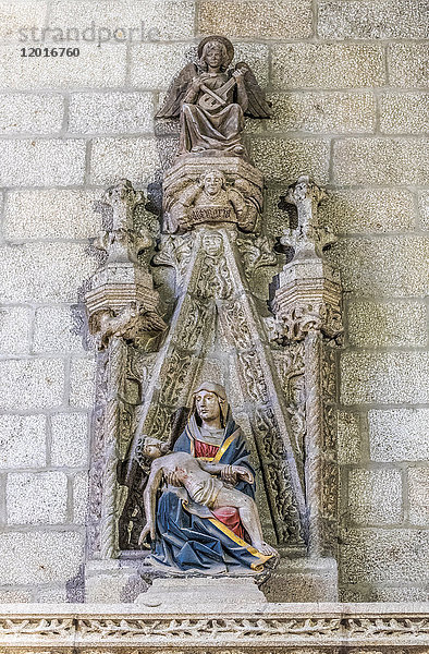 Bretagne  Fougeres  Kirche St. Sulpice  Maria Magdalena hält Christus bei seiner Kreuzabnahme (auf dem Weg nach Santiago de Compostela)
