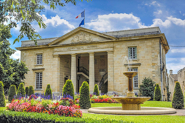 Frankreich  Gironde  Castillon-la-Bataille  Das Rathaus und sein blumengeschmückter Park