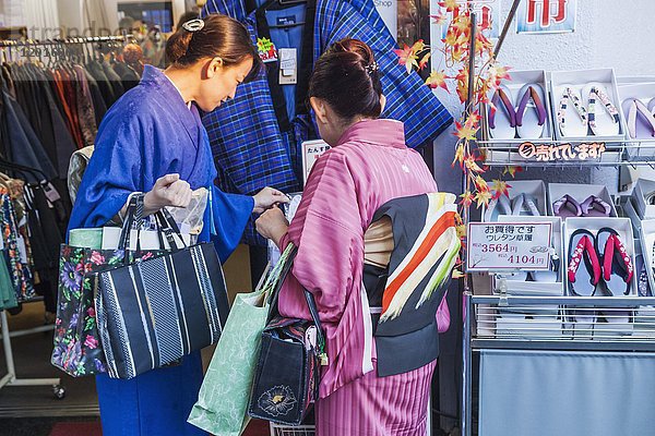 Japan  Honshu  Tokio  Asakusa  Damen im Kimono beim Kauf traditioneller Socken