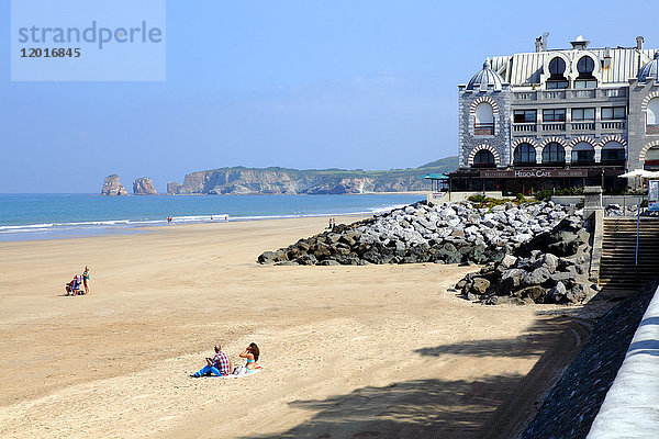 Frankreich  Aquitaine  Pyrenees Atlantiques (64)  Baskenland  Provinz Labourd  Hendaye  Strand und altes Kasino  Deux-jumeaux rocs im Hintergrund