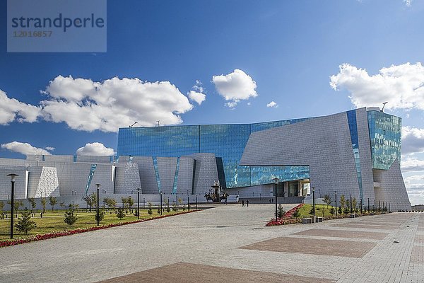 Kasachstan  Astana City  Neue Verwaltungsstadt  Gebäude der Nationalgalerie  Aufnahmepunkt: Bereich Pyramide