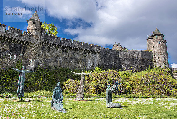 Bretagne  Fougeres  feudale Burg (auf dem Weg nach Santiago de Compostela)  Friedensdenkmal von Louis Derbre (ADAGP)