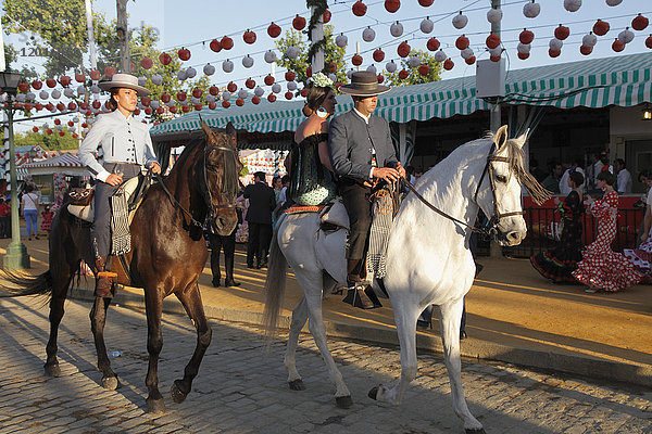 Spanien  Andalusien  Sevilla  Jahrmarkt  Feria de abril  Menschen  Fest  Tracht  Reiterinnen und Reiter