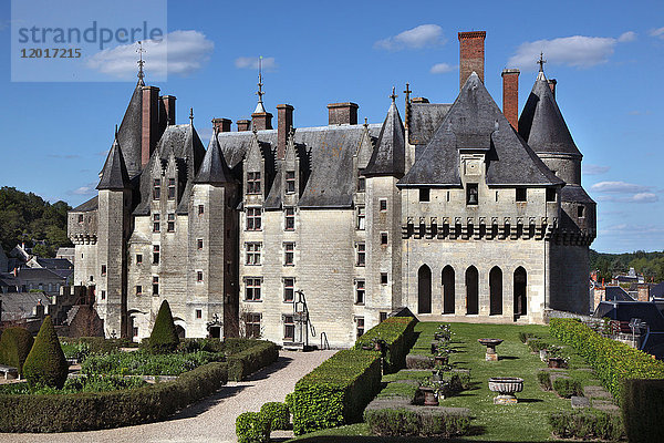 Frankreich  Mittelfrankreich  Touraine  Chateau feodal de Langeais. Gesamtansicht des Innenhofs mit seinen Gärten. Blauer Himmel.