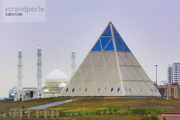 Kasachstan  Astana City  Neue Verwaltungsstadt  Palast des Friedens und der Einigkeit (Pyramide)  Foster Architect