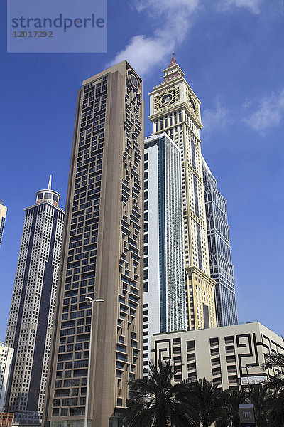 Vereinigte Arabische Emirate  Dubai  Sheikh Zayed Road  Skyline  Wolkenkratzer