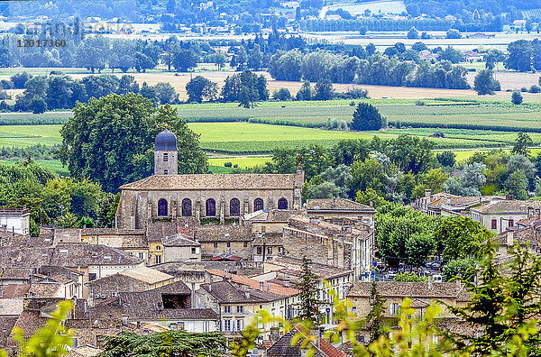 Frankreich  Gironde  Castillon-la-Bataille  Dorf mit Kirche  inmitten der Weinberge