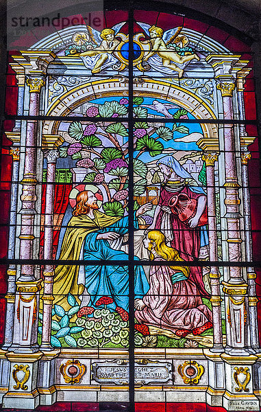 Frankreich  Landes  Thermalstadt Dax  Kathedrale Notre-Dame  Glasmalerei mit der Darstellung von Jesus beim Treffen mit Martha und Maria  den Schwestern des Lazarus