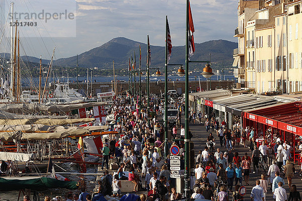 Frankreich  Departement Var  Blick auf den Hafen von Saint-Tropez während der Ausstellung les Voiles de Saint-Tropez .