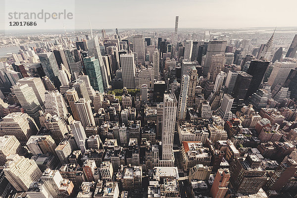 Hochwinkelansicht von Manhattan vom Empire State Building aus gesehen  New York City  New York  USA