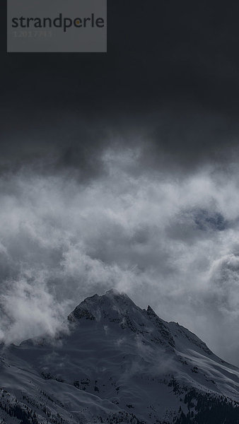Tiefblick auf den schneebedeckten Berg vor bewölktem Himmel  Tantalus  British Columbia  Kanada