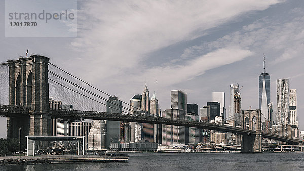 Brooklyn Bridge über den East River vor der Skyline von Manhattan  New York City  New York  USA