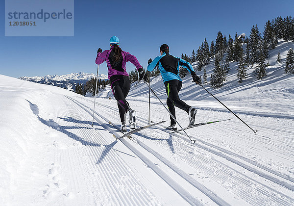 Paar beim Skilanglauf