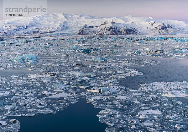 Gletscherlandschaft  Jökulsarlon  Gletscherlagune  Island