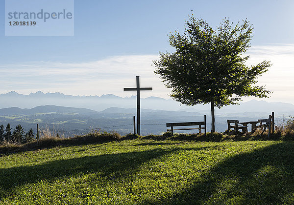 Holzkreuz am Auerberg  Blick in die Alpen  Bayern  BRD