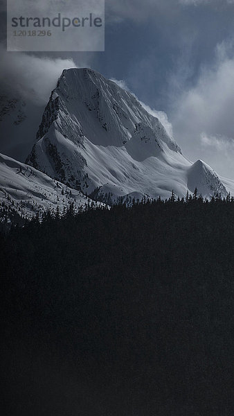 Blick auf den schneebedeckten Berg gegen den Himmel  Tantalus  British Columbia  Kanada