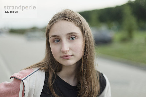 Porträt eines jungen Mädchens mit grauen Augen