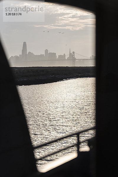 Blick durch das Fenster der Stadt  Oakland  Kalifornien  USA