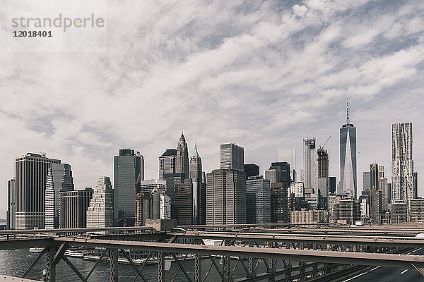 Manhattan Skyline von der Brooklyn Bridge aus gesehen  New York City  New York  USA