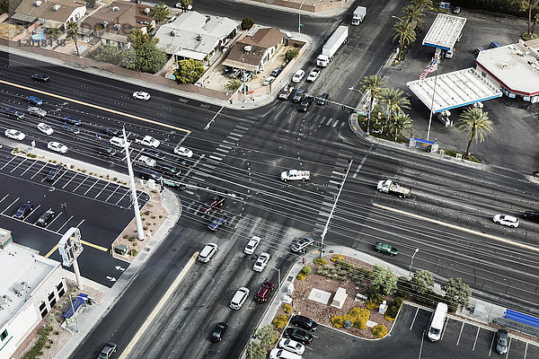 Hochwinkelansicht von Autos  die sich auf kreuzenden Straßen in der Stadt  Las Vegas  Nevada  USA bewegen.