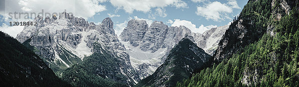 Panoramablick auf felsige Berge gegen den Himmel  Südtirol  Italien