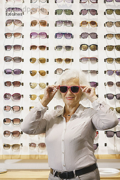 Porträt einer älteren Frau mit Sonnenbrille im Geschäft