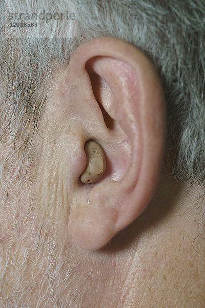 Abgeschnittenes Bild eines reifen Mannes mit Hörgerät