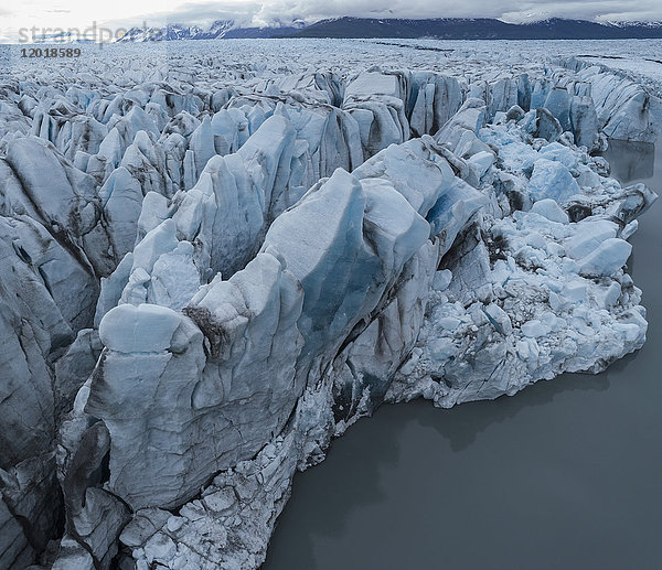 Drohnenansicht des Gletschers in der Lagune  Knik Glacier  Palmer  Alaska  USA