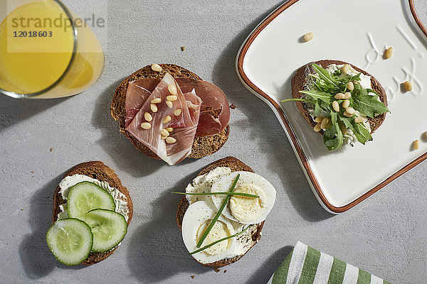 Direkt über der Aufnahme von offenen Sandwiches mit Saft auf dem Tisch