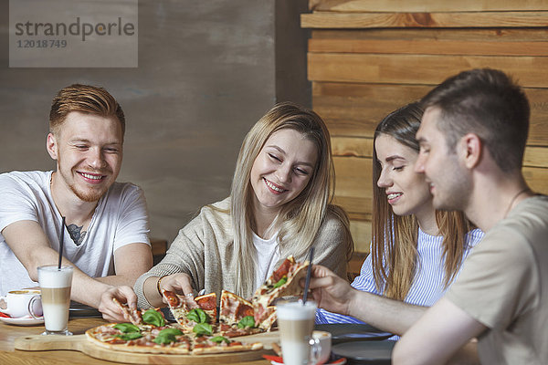 Junge Freunde genießen Pizza im Restaurant