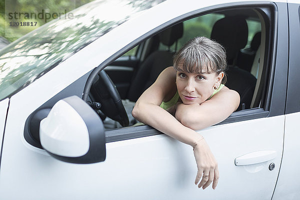 Porträt einer im Auto ruhenden Frau