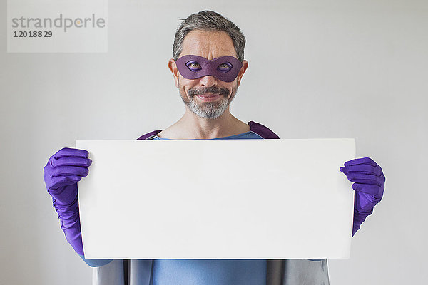 Porträt eines Superhelden mit leeren Plakaten auf weißem Hintergrund