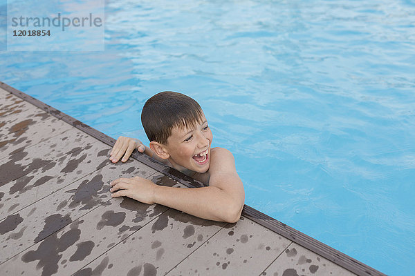 Hochwinkelansicht eines fröhlichen  hemdlosen Jungen im Schwimmbad