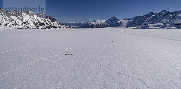 Idyllische Aufnahme der Schneelandschaft vor blauem Himmel  Colony Glacier  Palmer  Alaska  USA