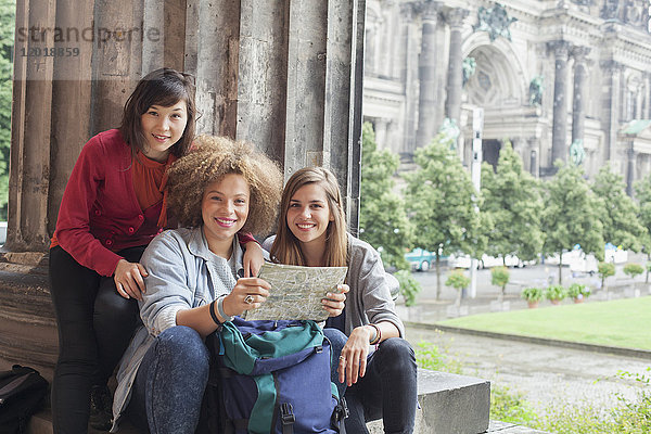 Portrait von jungen Touristinnen mit Karte im Alten Museum gegen den Berliner Dom  Deutschland