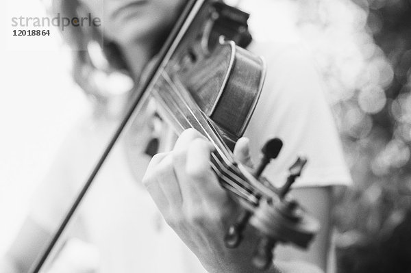 Mittelteil der Geige spielenden Frau