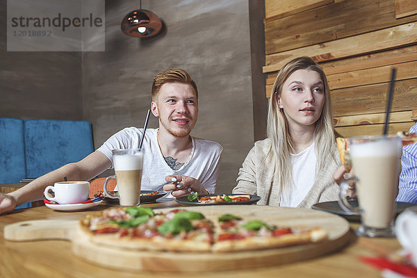 Junges Paar bei Pizza im Restaurant