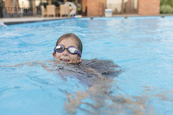 Hochwinkelansicht des lächelnden Mädchens beim Schwimmen im Pool