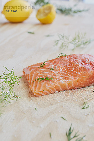 Nahaufnahme von gewürztem Lachs und Rosmarin auf dem Tisch