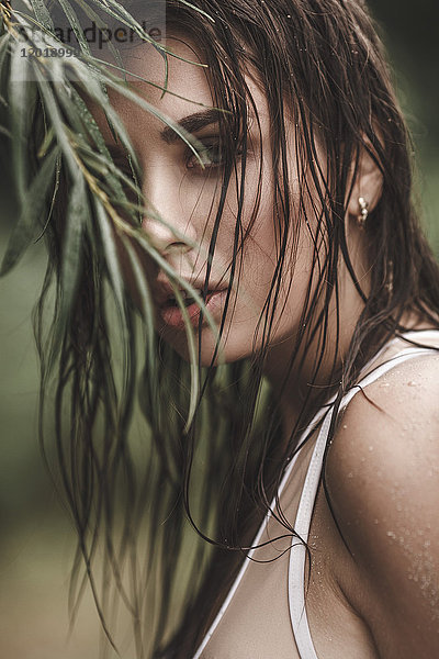 Porträt einer jungen Frau mit nassen Haaren nach Pflanze
