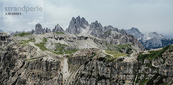 Idyllische Aufnahme einer Felslandschaft gegen den Himmel  Südtirol  Italien