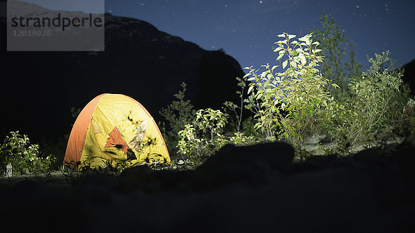 Zelt auf dem Feld gegen den Silhouettenberg bei Nacht  Squamish  British Columbia  Kanada