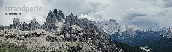 Panoramablick auf felsige Berge gegen bewölkten Himmel  Südtirol  Italien