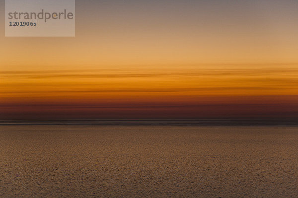 Panoramablick auf das Meer gegen den orangefarbenen Himmel bei Sonnenuntergang
