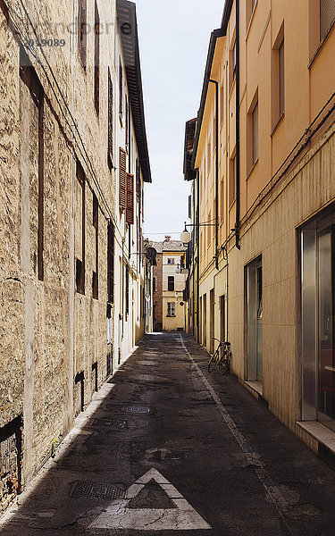 Enge Gasse inmitten von Wohnhäusern in der Stadt  Faenza  Italien