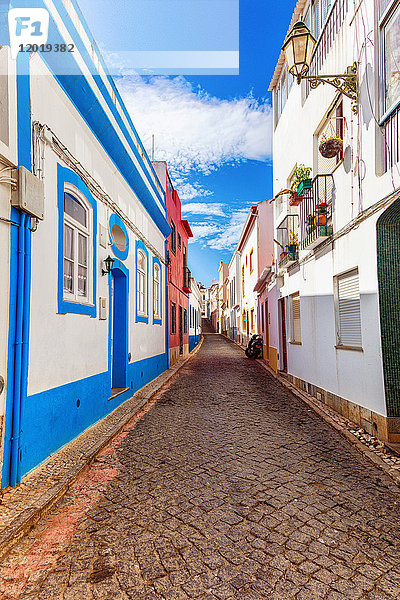 Blick auf eine Straße mit Kopfsteinpflaster  Stadt Burgau  Algarve-Region  Portugal