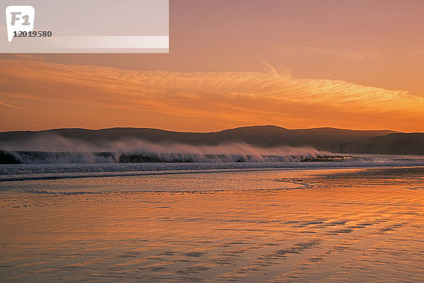 USA  Kalifornien  Marin County  Point Reyes  Point Reyes National Seashore  Drakes Beach  Sonnenuntergang am Strand