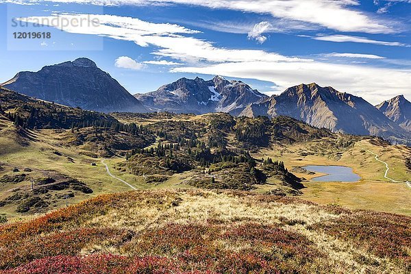 Kalbele See am Hochtannbergpass mit Blick auf die Braunarlspitze  2649 m  Mohnenfluh 2544 m und Hochberg 2324m  Vorarlberg  Österreich  Europa